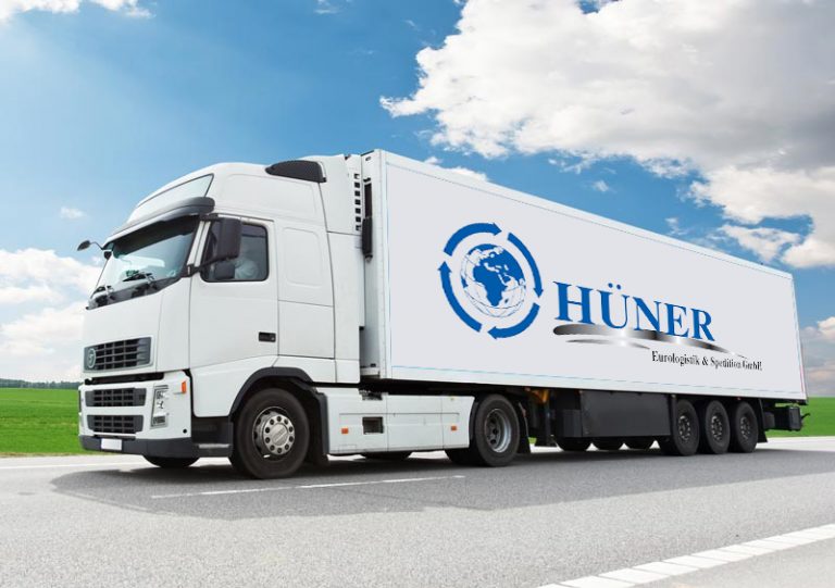 LKW mit dem Logo der Hüner Eurologistik für internationalen Transport