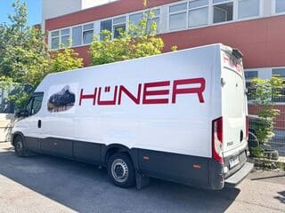 Sprinter mit Hüner Logo für Expressversand